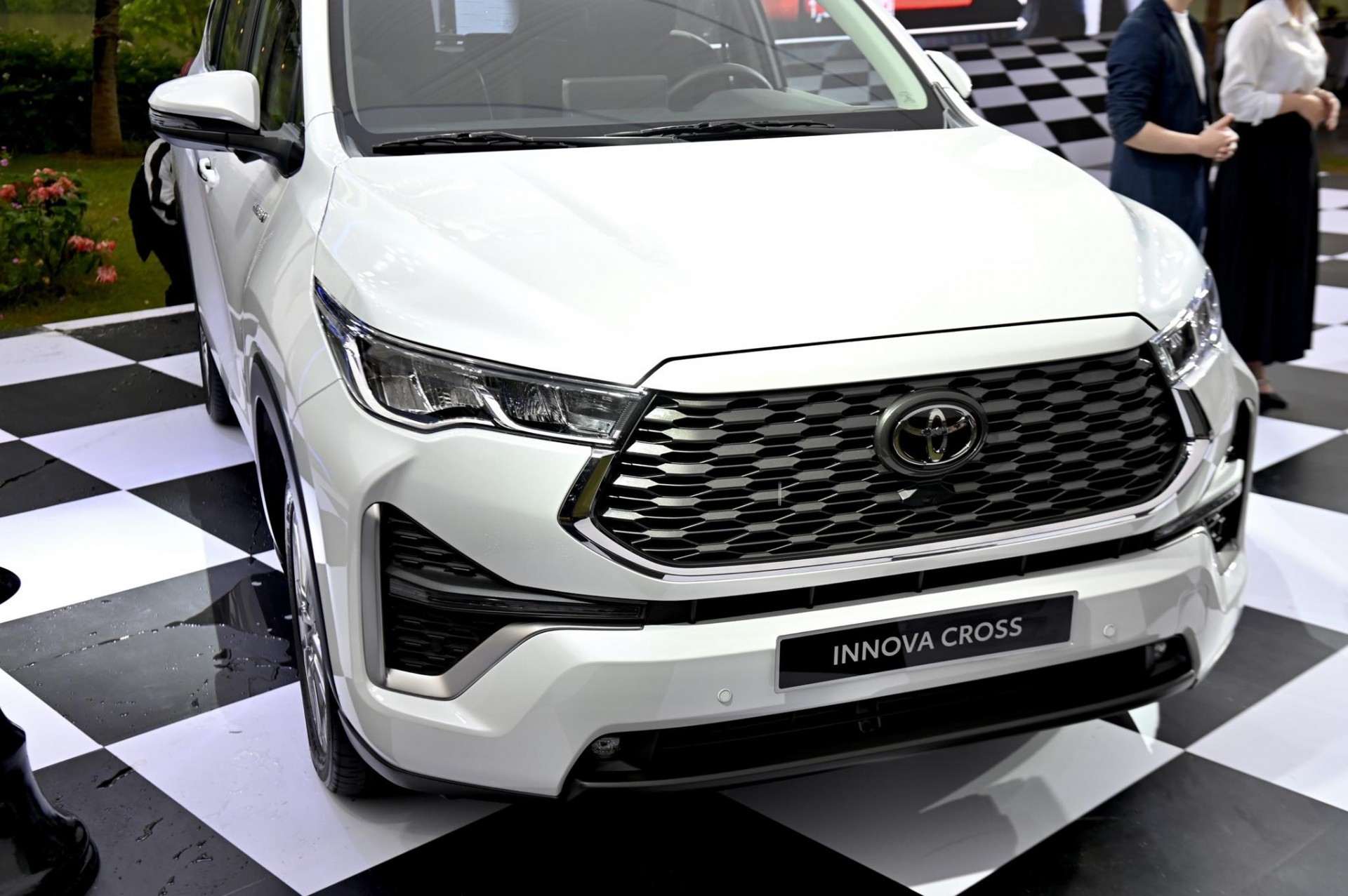 Hình chi tiết Toyota Innova Cross 2.0HEV giá 990 triệu đồng Hình chi tiết Toyota Innova Cross 2.0HEV giá 990 triệu đồng