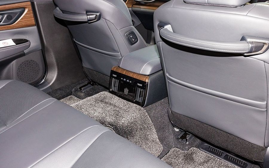 Cận cảnh xe 'bộ trưởng' Toyota Crown Sedan 2024 Cận cảnh xe 'bộ trưởng' Toyota Crown Sedan 2024
