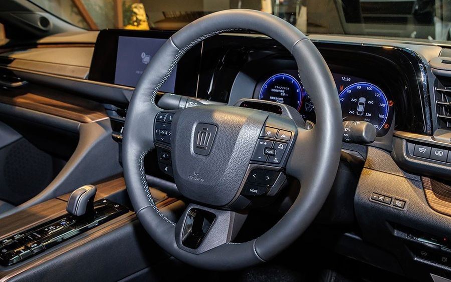Cận cảnh xe 'bộ trưởng' Toyota Crown Sedan 2024 Cận cảnh xe 'bộ trưởng' Toyota Crown Sedan 2024