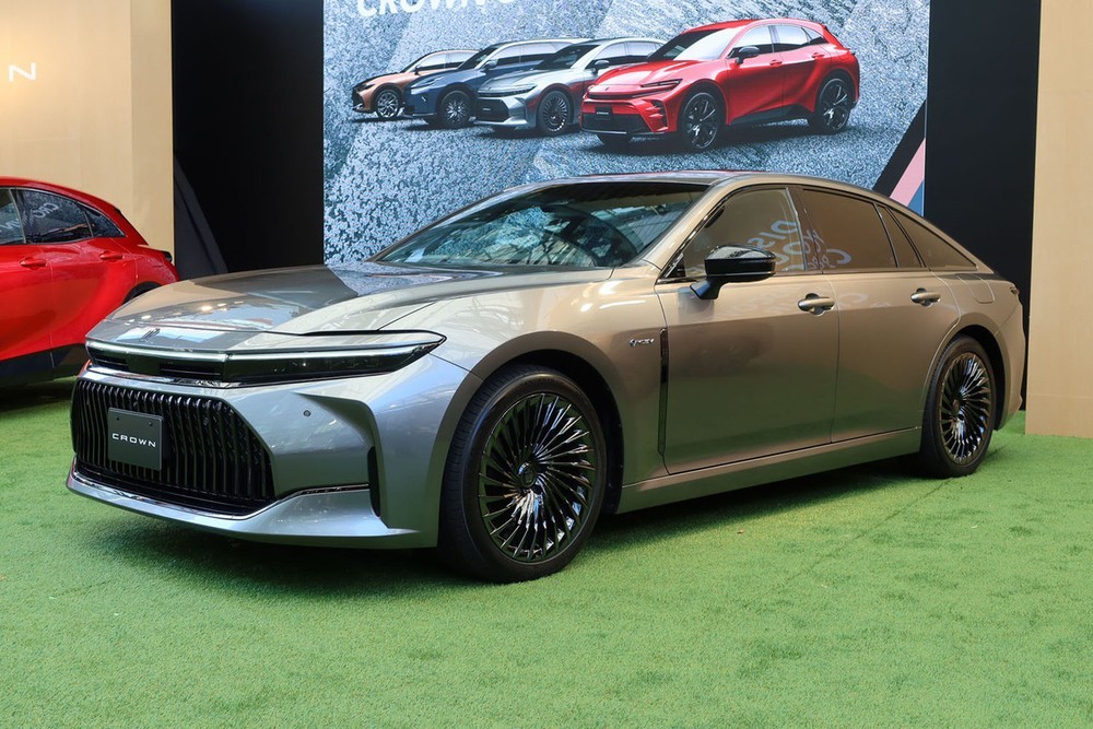 Cận cảnh xe 'bộ trưởng' Toyota Crown Sedan 2024 Cận cảnh xe 'bộ trưởng' Toyota Crown Sedan 2024