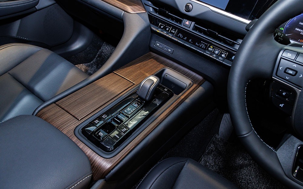 Cận cảnh xe 'bộ trưởng' Toyota Crown Sedan 2024 Cận cảnh xe 'bộ trưởng' Toyota Crown Sedan 2024