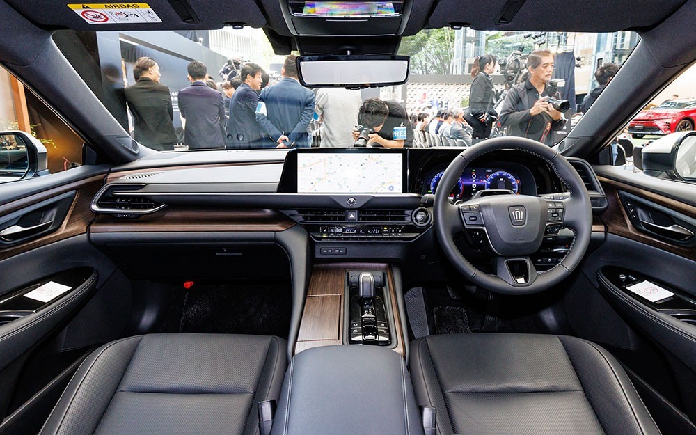 Cận cảnh xe 'bộ trưởng' Toyota Crown Sedan 2024 Cận cảnh xe 'bộ trưởng' Toyota Crown Sedan 2024