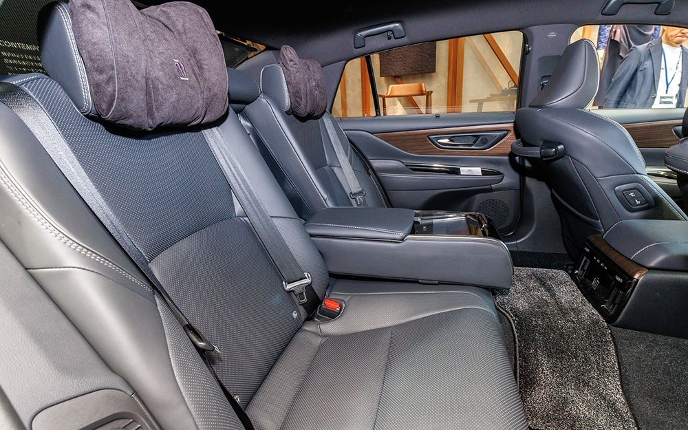 Cận cảnh xe 'bộ trưởng' Toyota Crown Sedan 2024 Cận cảnh xe 'bộ trưởng' Toyota Crown Sedan 2024