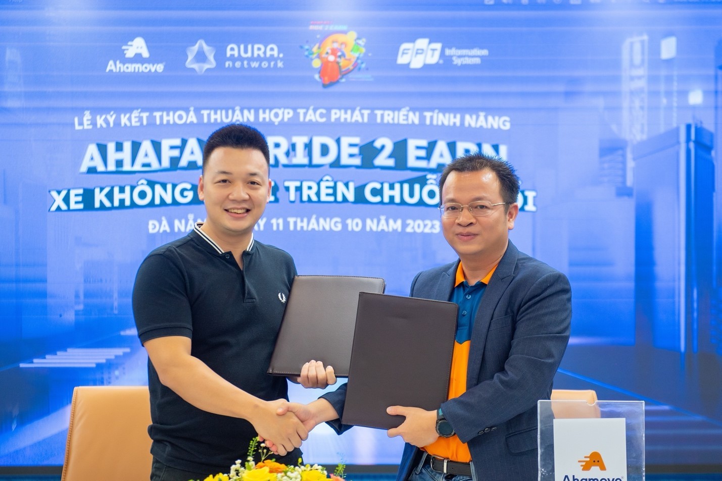 Ahamove - Aura Network hợp tác cho ra mắt tính năng AhaFast Ride To Earn