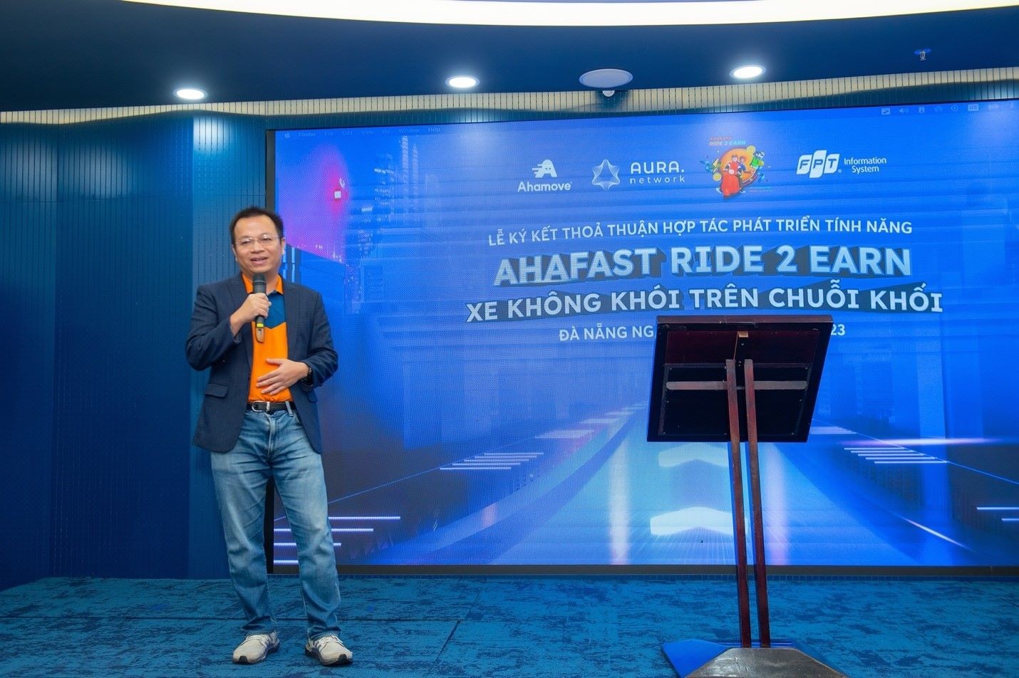 Ahamove - Aura Network hợp tác cho ra mắt tính năng AhaFast Ride To Earn