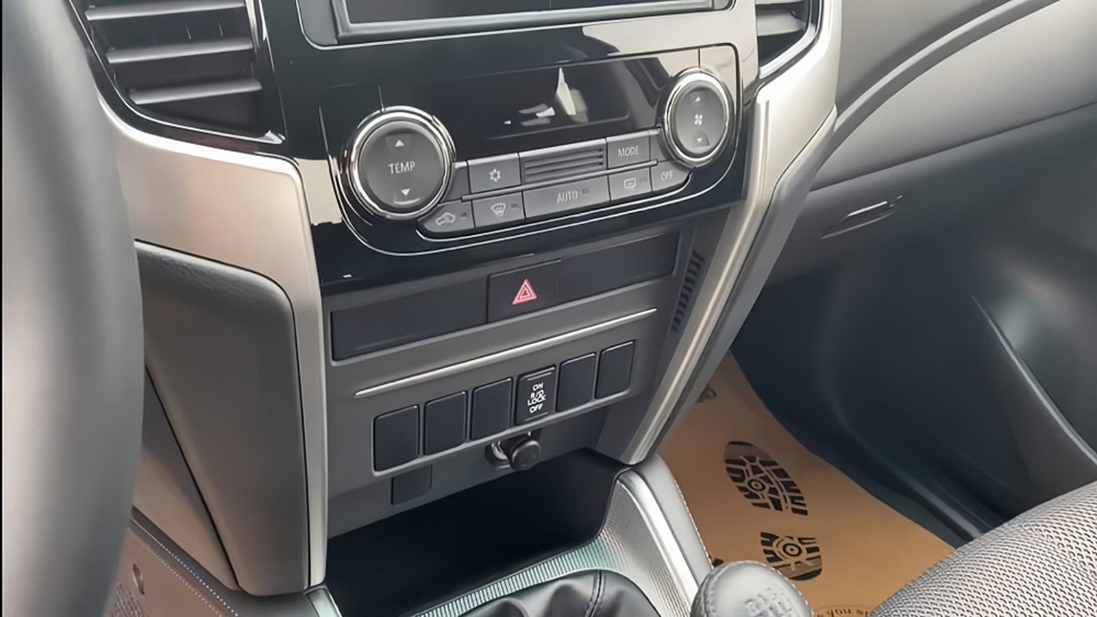 Cận cảnh Lô xe Mitsubishi Triton 2023 số sàn tại Việt Nam chỉ từ 550 triệu