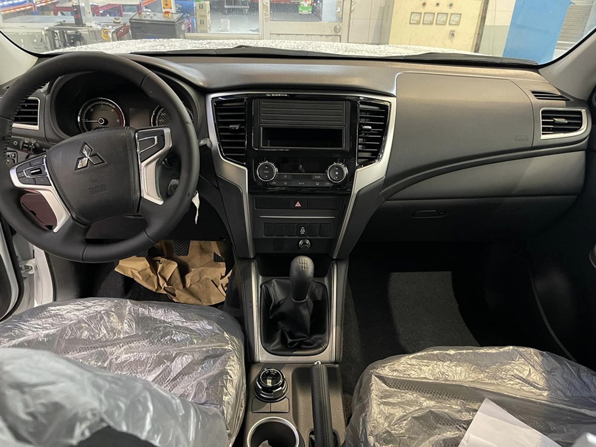 Cận cảnh Lô xe Mitsubishi Triton 2023 số sàn tại Việt Nam chỉ từ 550 triệu