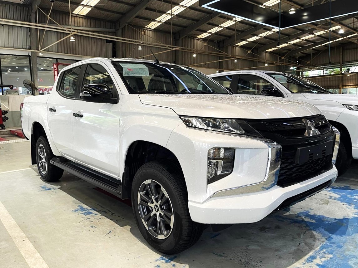 Cận cảnh Lô xe Mitsubishi Triton 2023 số sàn tại Việt Nam chỉ từ 550 triệu