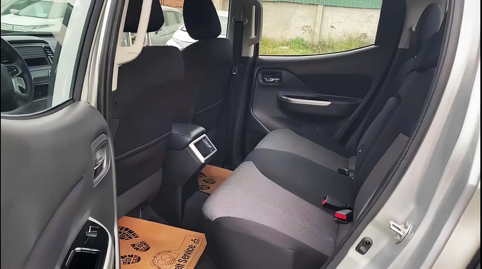 Cận cảnh Lô xe Mitsubishi Triton 2023 số sàn tại Việt Nam chỉ từ 550 triệu