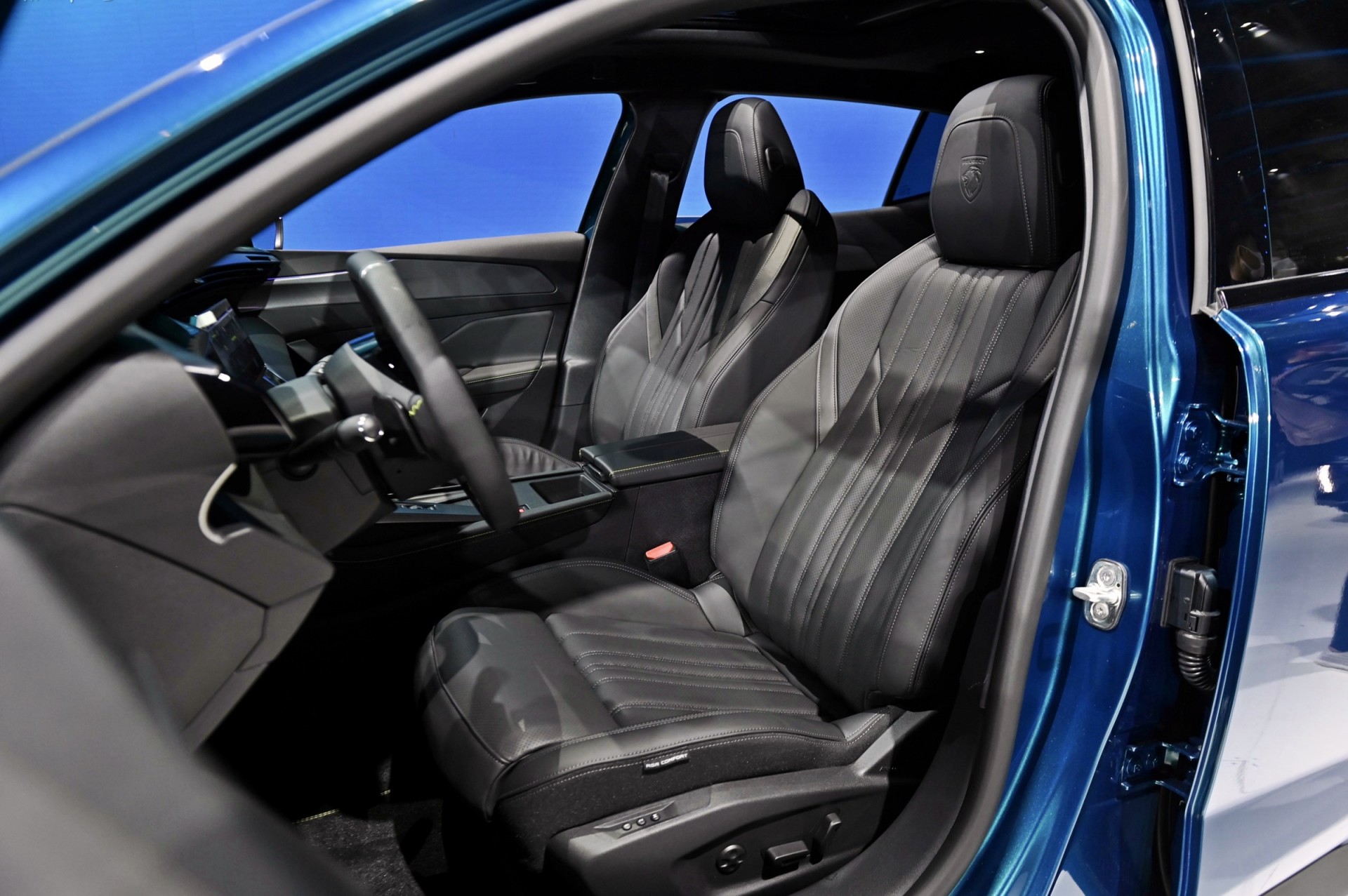 Cận cảnh CUV Coupe Peugeot 408 vừa được ra mắt Cận cảnh CUV Coupe Peugeot 408 vừa được ra mắt