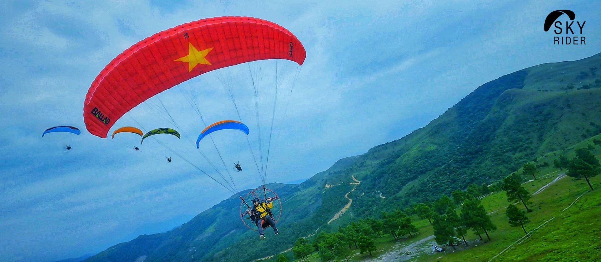 [PVOIL VOC 2023] Lần đầu tiên xuất hiện màn biểu diễn bằng dù lượn có động cơ