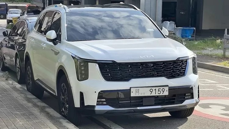 Bắt gặp Kia Carnival 2024 lăn bánh trên đường phố Bắt gặp Kia Carnival 2024 lăn bánh trên đường phố