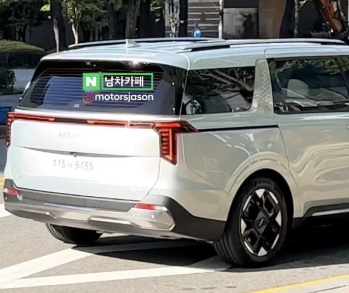 Bắt gặp Kia Carnival 2024 lăn bánh trên đường phố Bắt gặp Kia Carnival 2024 lăn bánh trên đường phố