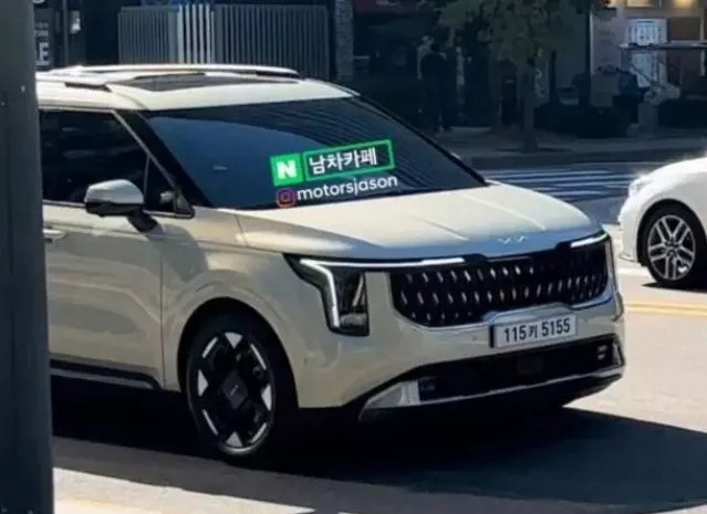 Bắt gặp Kia Carnival 2024 lăn bánh trên đường phố Bắt gặp Kia Carnival 2024 lăn bánh trên đường phố