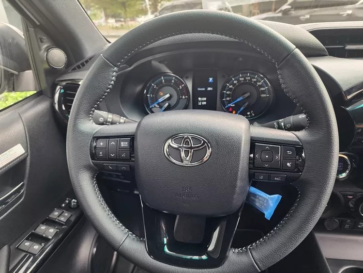 Cận cảnh Toyota Hilux 4x4 AT Adventure