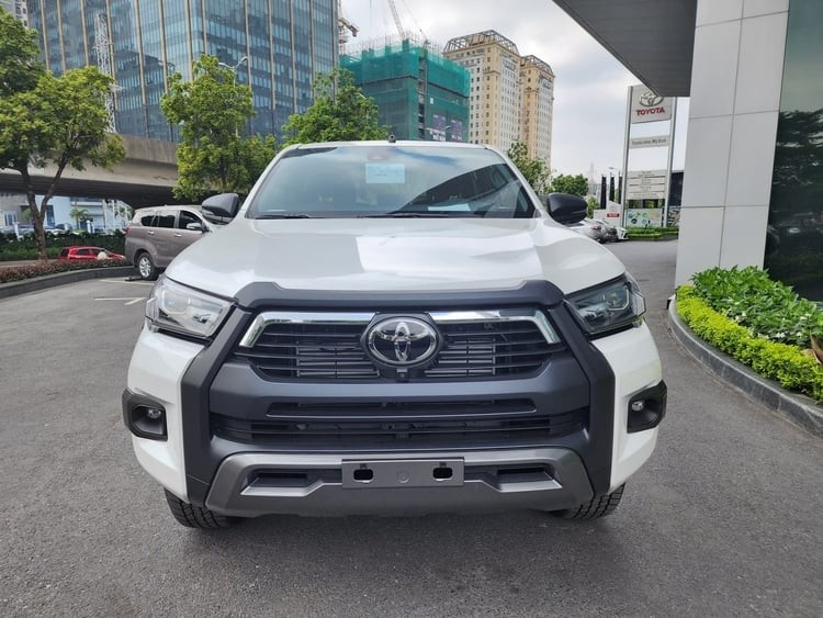 Cận cảnh Toyota Hilux 4x4 AT Adventure
