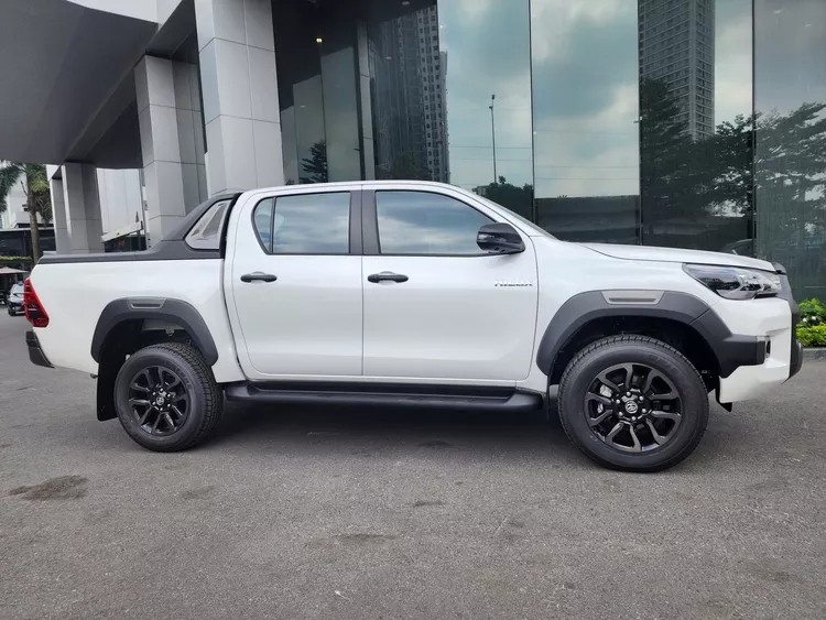 Cận cảnh Toyota Hilux 4x4 AT Adventure