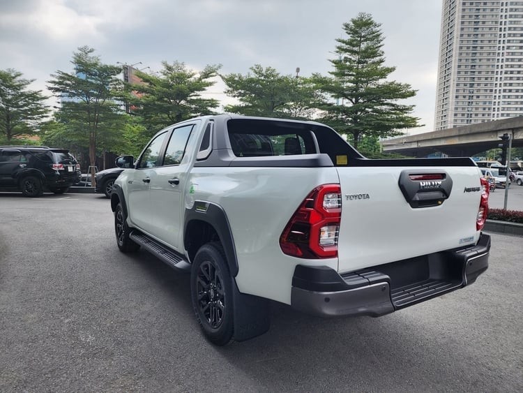 Cận cảnh Toyota Hilux 4x4 AT Adventure