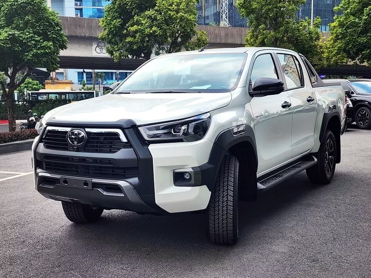 Cận cảnh Toyota Hilux 4x4 AT Adventure