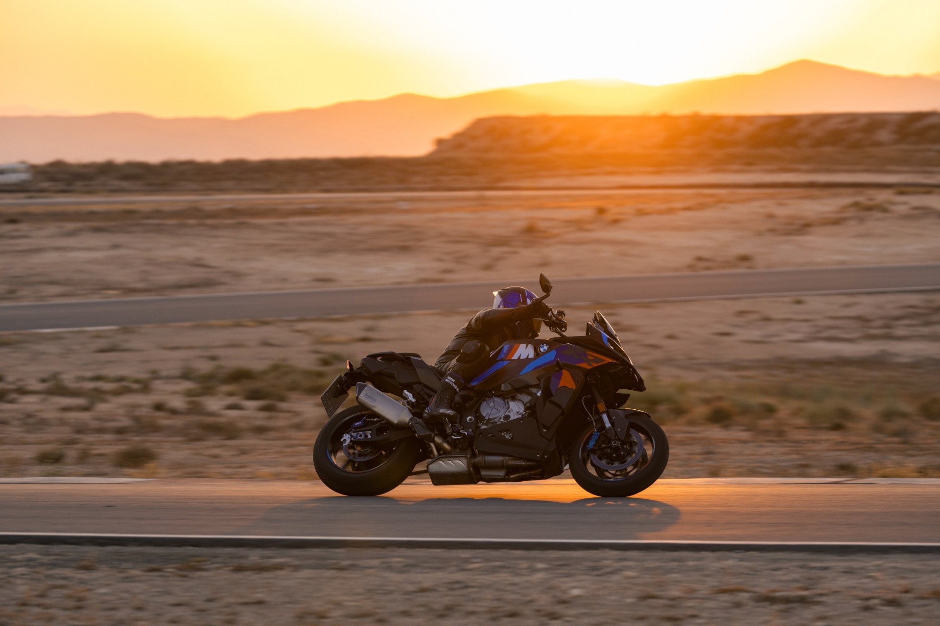 BMW trình làng mô tô hiệu năng cao M 1000 XR