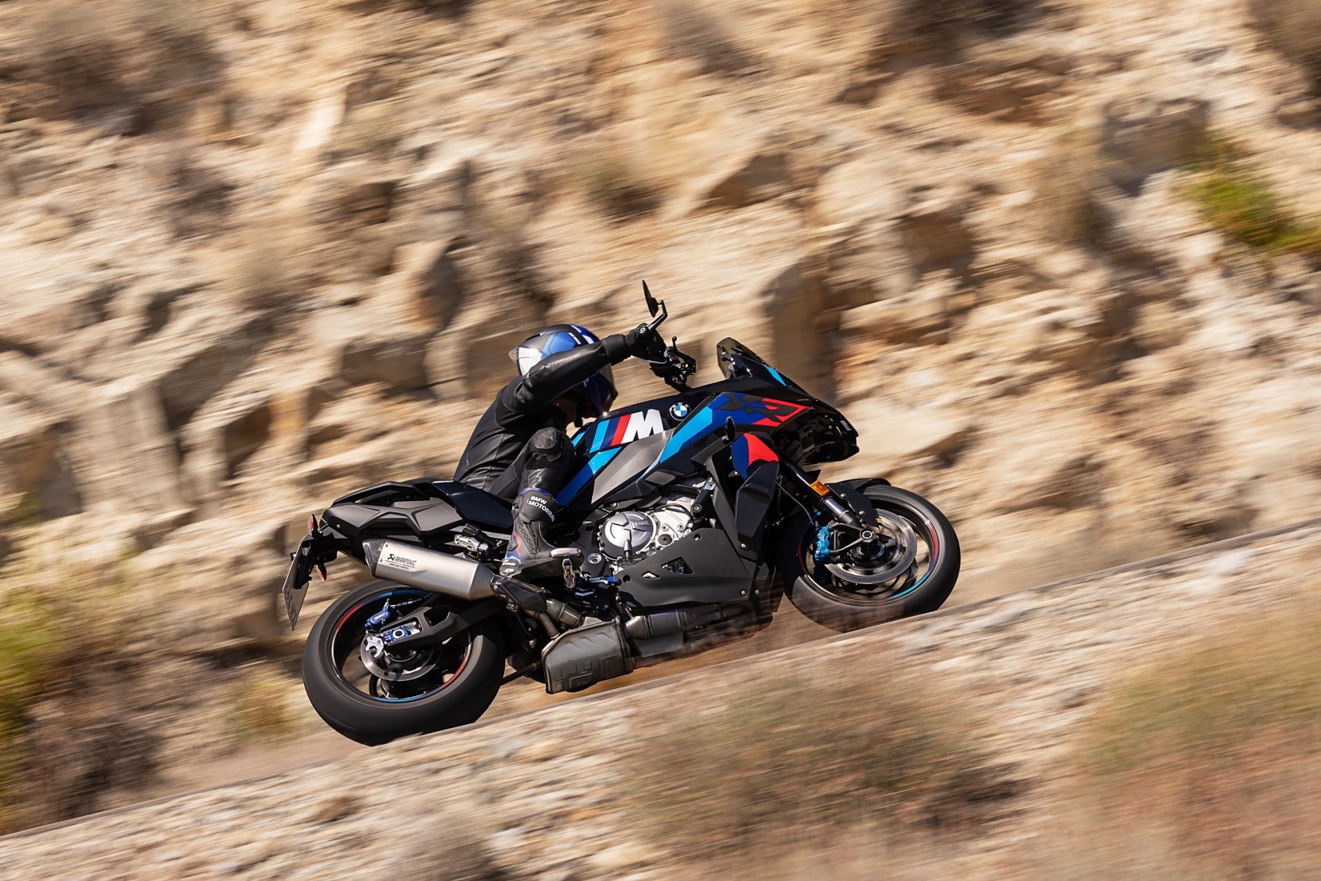 BMW trình làng mô tô hiệu năng cao M 1000 XR