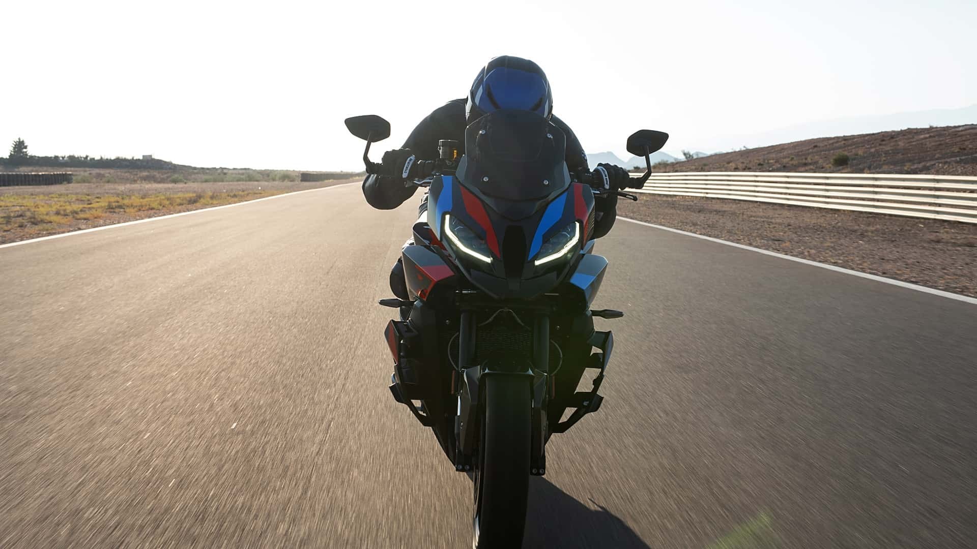 BMW trình làng mô tô hiệu năng cao M 1000 XR