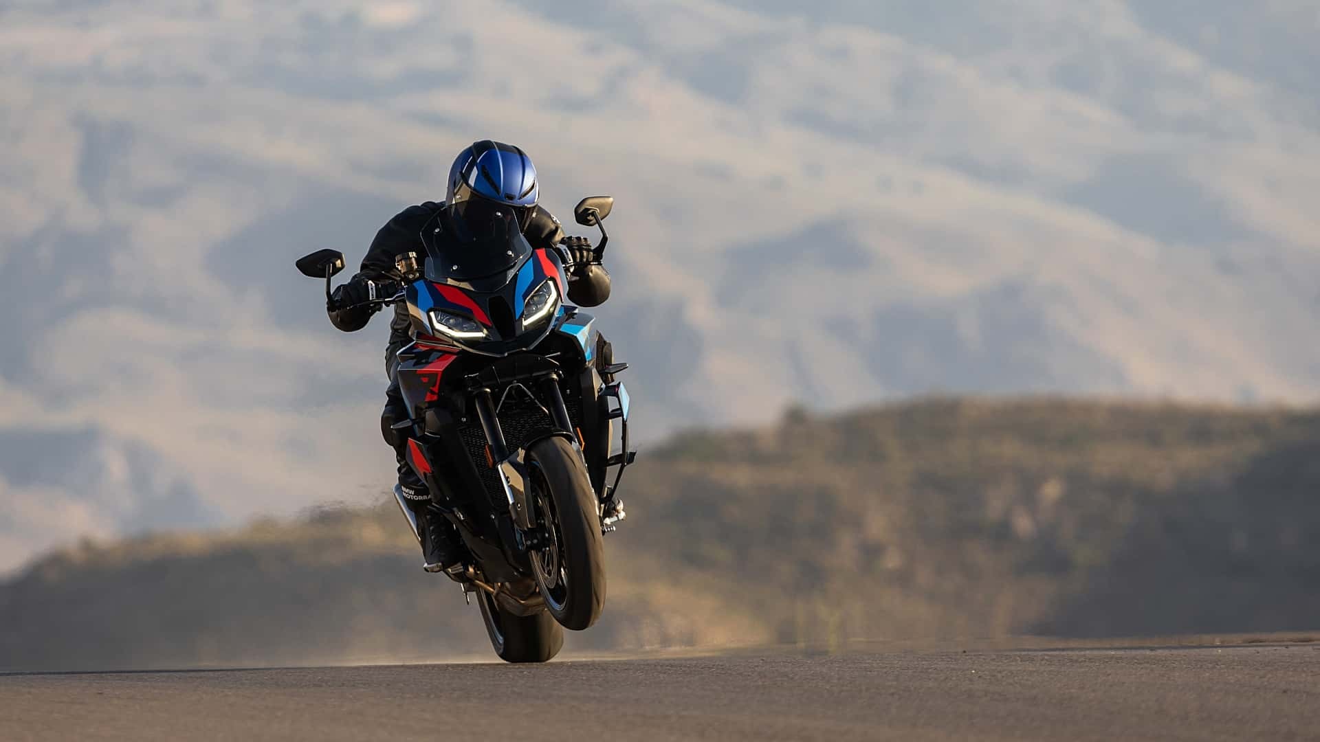 BMW trình làng mô tô hiệu năng cao M 1000 XR
