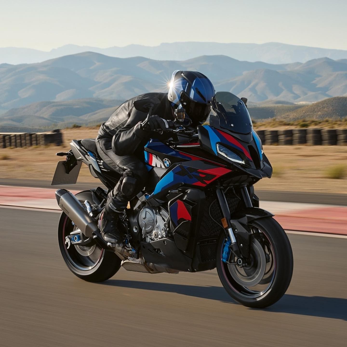 BMW trình làng mô tô hiệu năng cao M 1000 XR