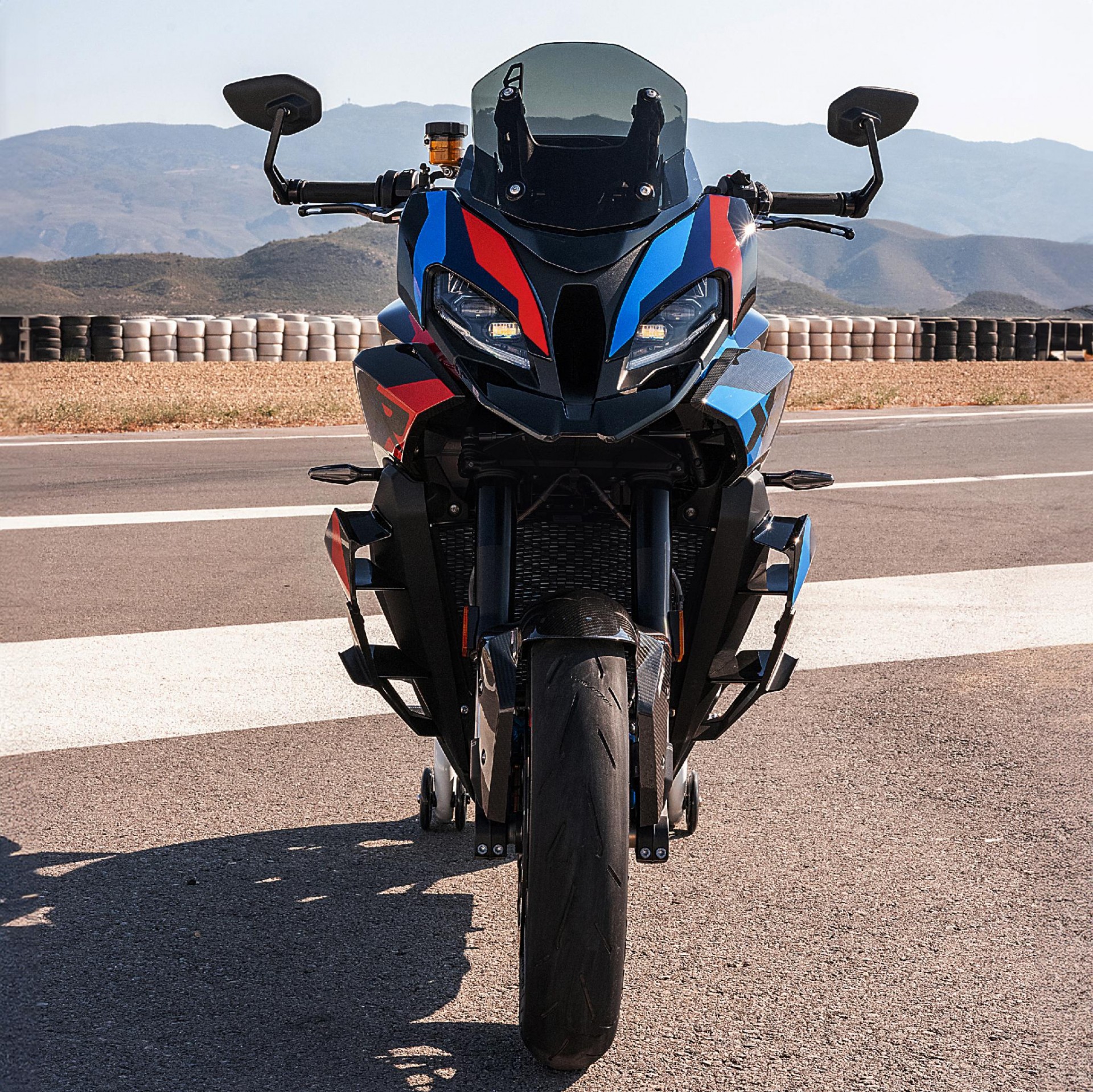 BMW trình làng mô tô hiệu năng cao M 1000 XR