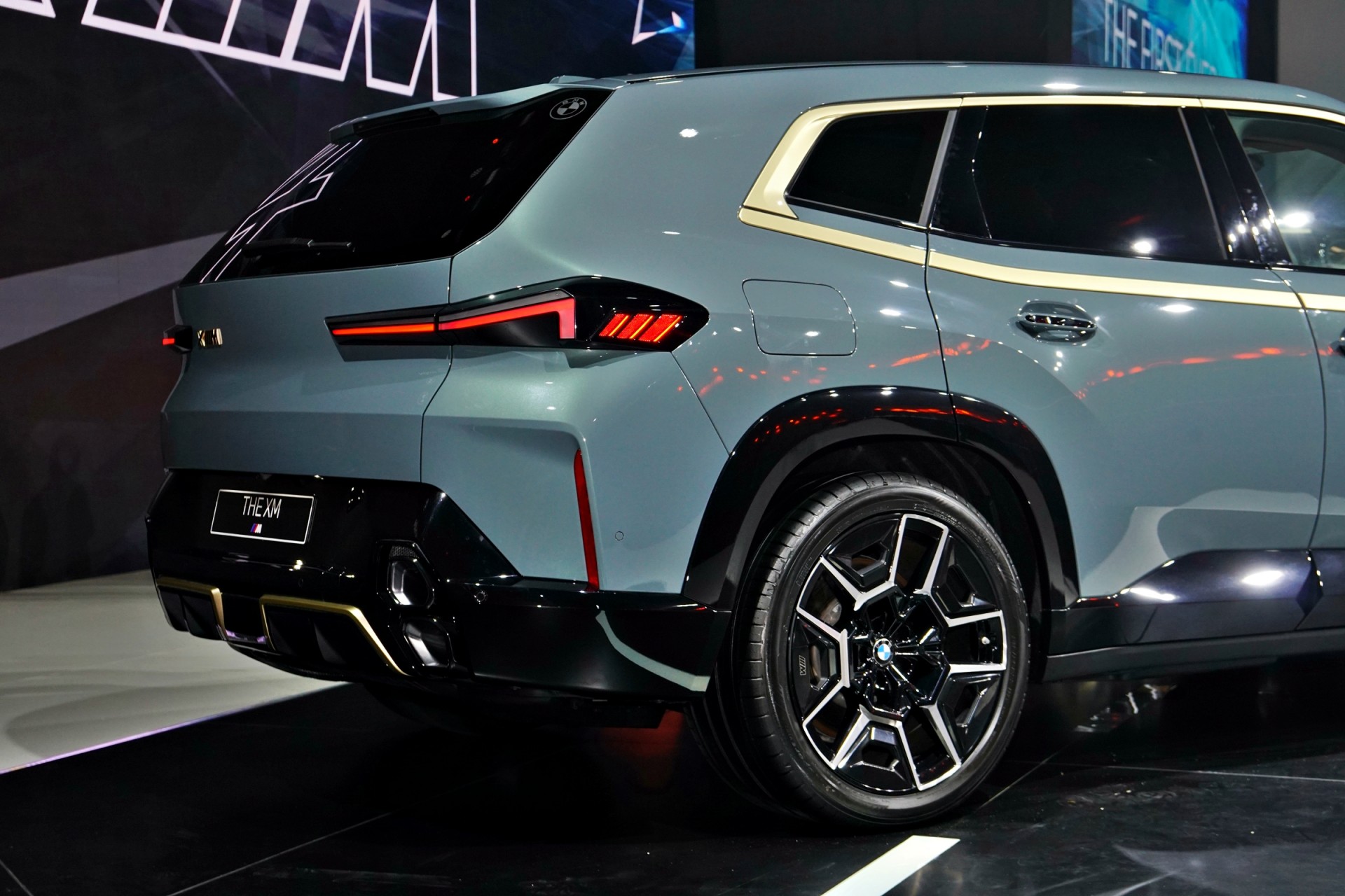 Cận cảnh SUV hiệu năng cao BMW XM 2024 giá 10,9 tỷ đồng