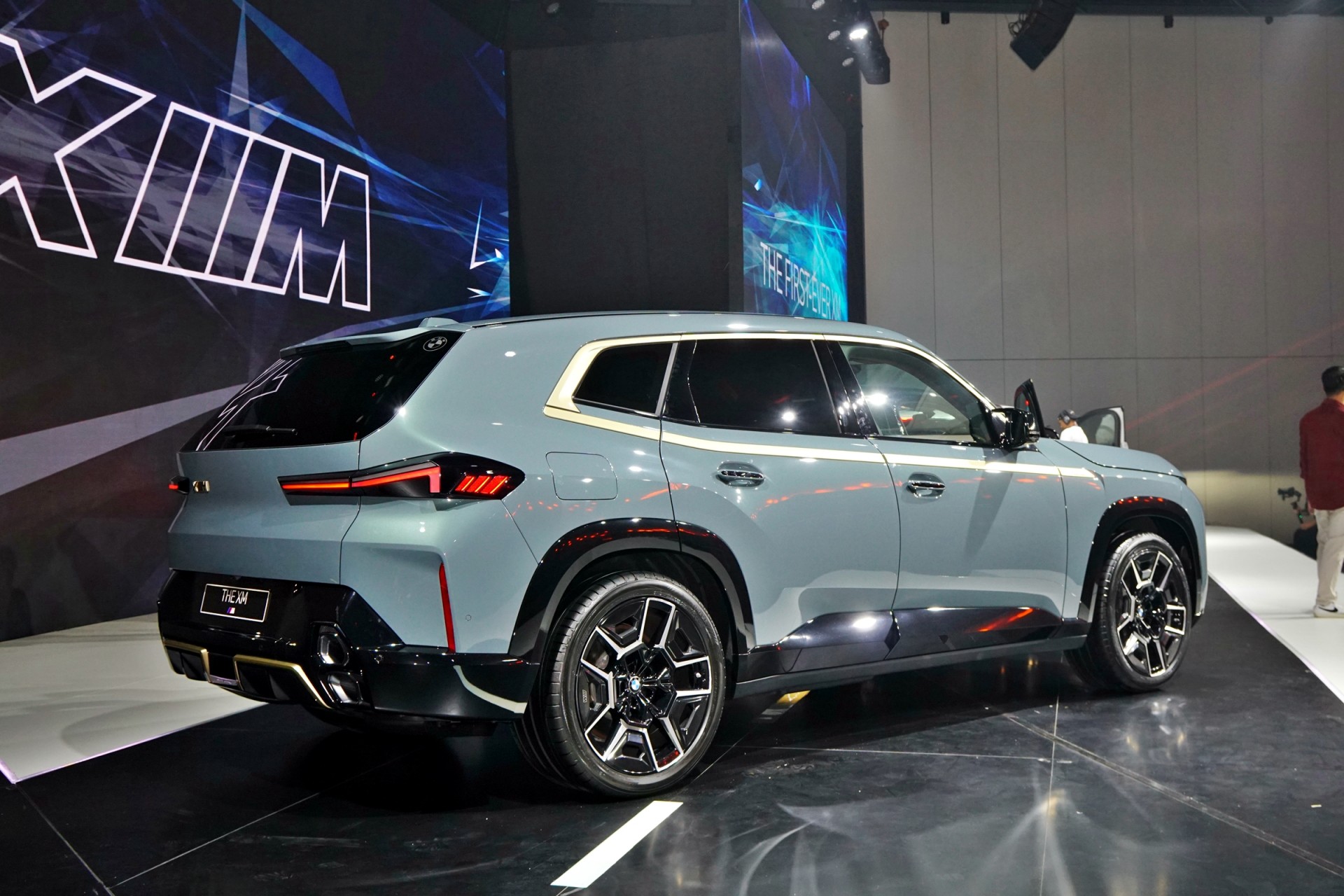 Cận cảnh SUV hiệu năng cao BMW XM 2024 giá 10,9 tỷ đồng