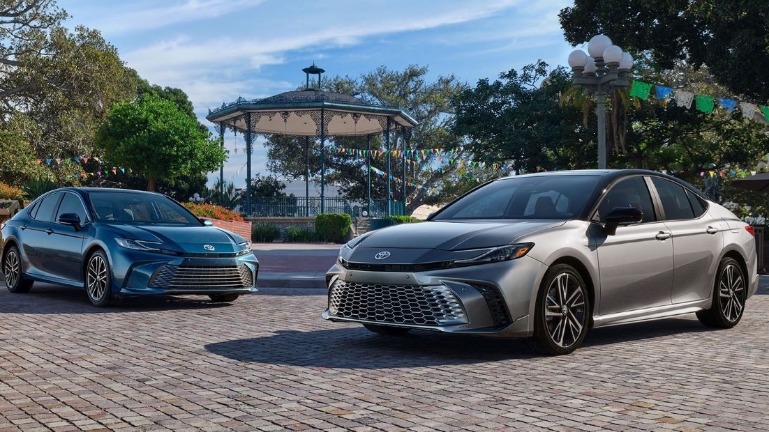 Toyota Camry 2025 ra mắt, chỉ có các phiên bản hybrid