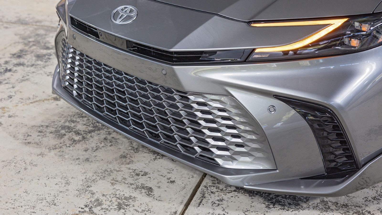 Toyota Camry 2025 ra mắt, chỉ có phiên bản hybrid Toyota Camry 2025 ra mắt, chỉ có phiên bản hybrid