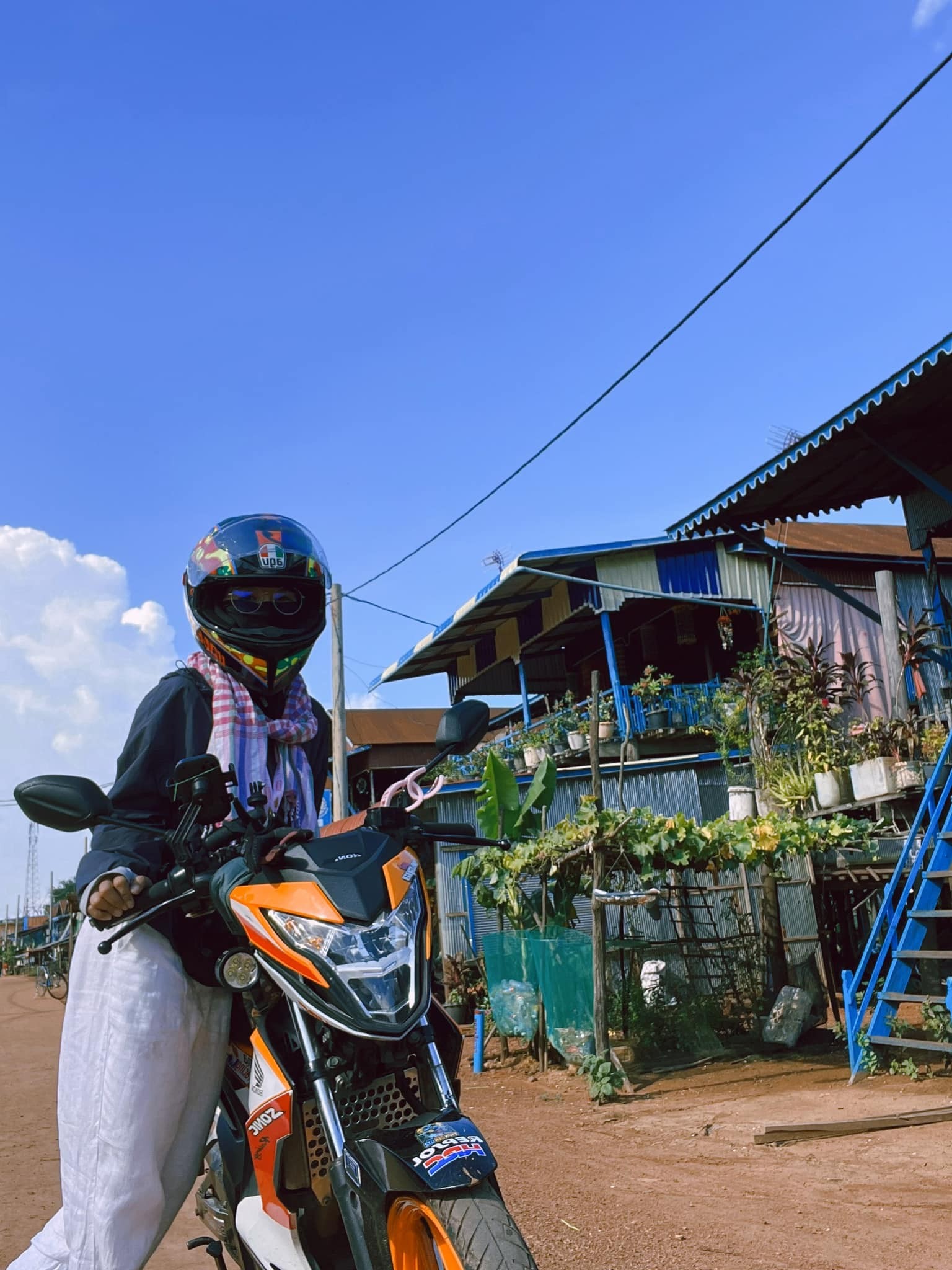 Nữ phượt thủ chạy xuyên Đông Nam Á:' Chỉ phượt bằng ô tô khi không đủ sức lái xe máy nữa' Nữ phượt thủ chạy xuyên Đông Nam Á:' Chỉ phượt bằng ô tô khi không đủ sức lái xe máy nữa'