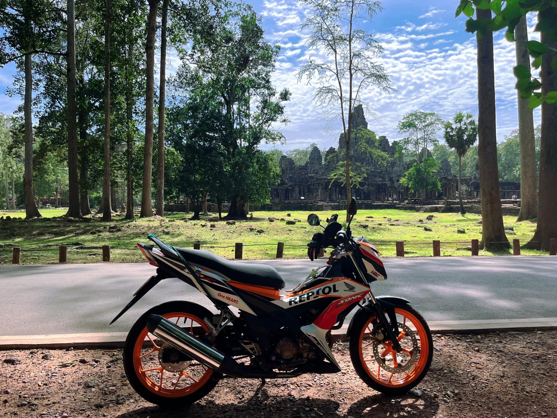 Nữ phượt thủ chạy xuyên Đông Nam Á:' Chỉ phượt bằng ô tô khi không đủ sức lái xe máy nữa' Nữ phượt thủ chạy xuyên Đông Nam Á:' Chỉ phượt bằng ô tô khi không đủ sức lái xe máy nữa'