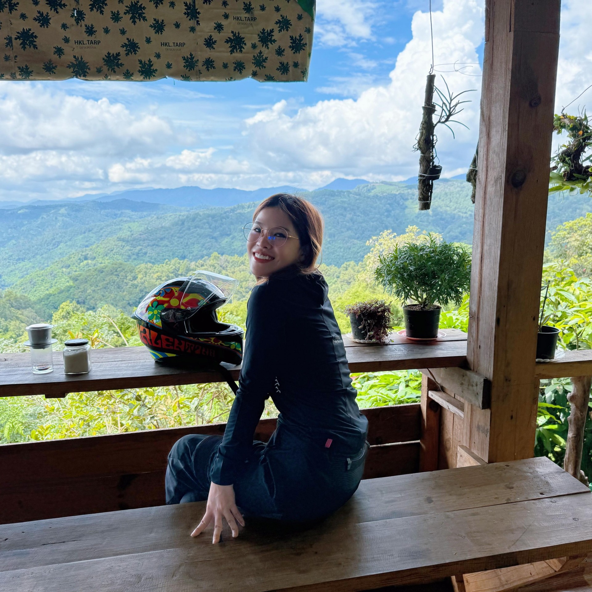 Nữ phượt thủ chạy xuyên Đông Nam Á:' Chỉ phượt bằng ô tô khi không đủ sức lái xe máy nữa' Nữ phượt thủ chạy xuyên Đông Nam Á:' Chỉ phượt bằng ô tô khi không đủ sức lái xe máy nữa'