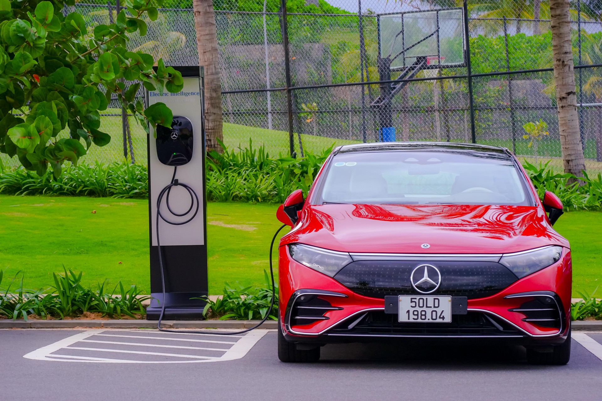 Mercedes-Benz tặng bộ sạc hơn 46 triệu cho khách Việt mua xe điện EQ Mercedes-Benz tặng bộ sạc hơn 46 triệu cho khách Việt mua xe điện EQ