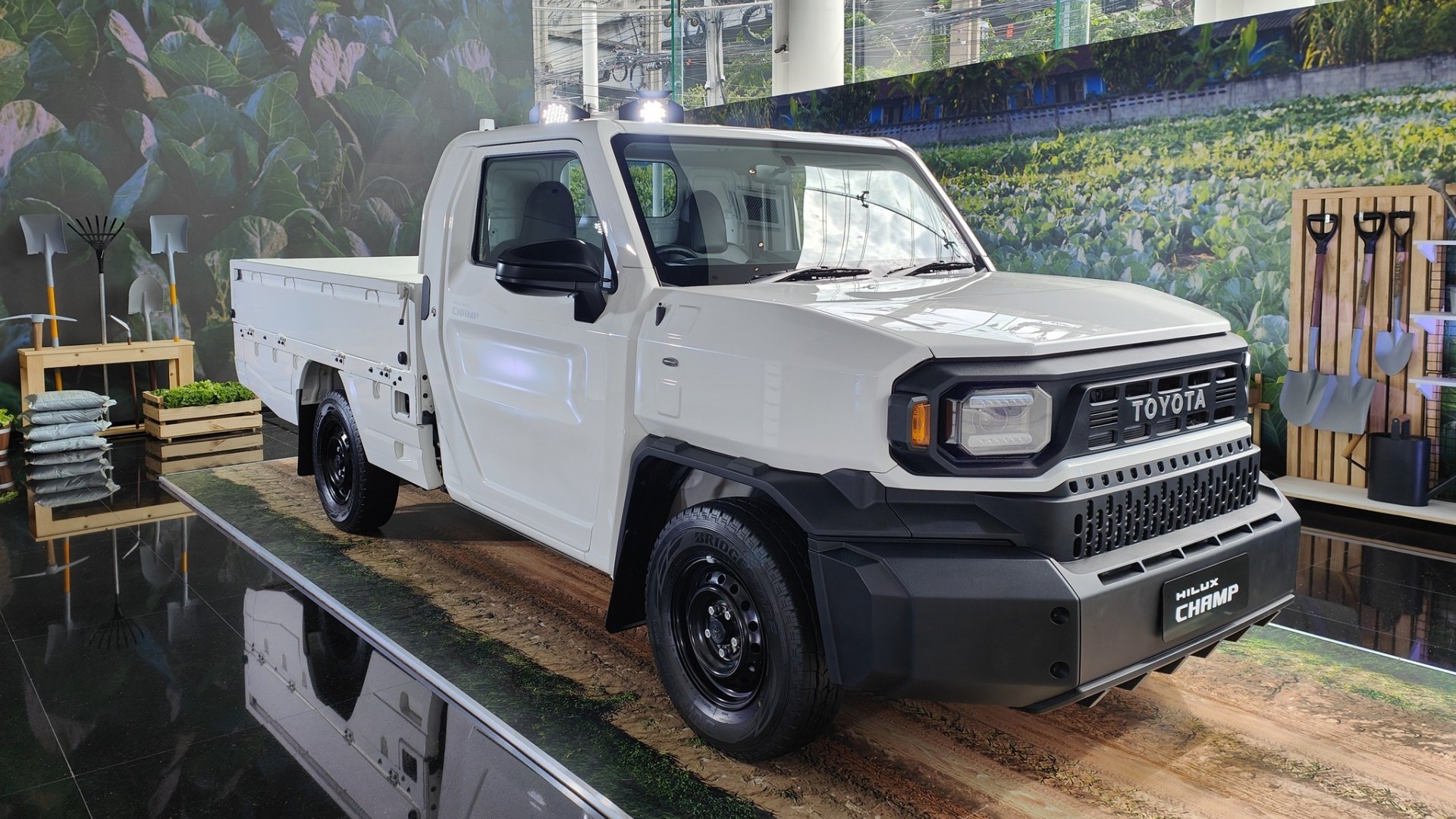 Toyota Hilux Champ 2024 ra mắt, xe bán tải có độ tùy biến cao