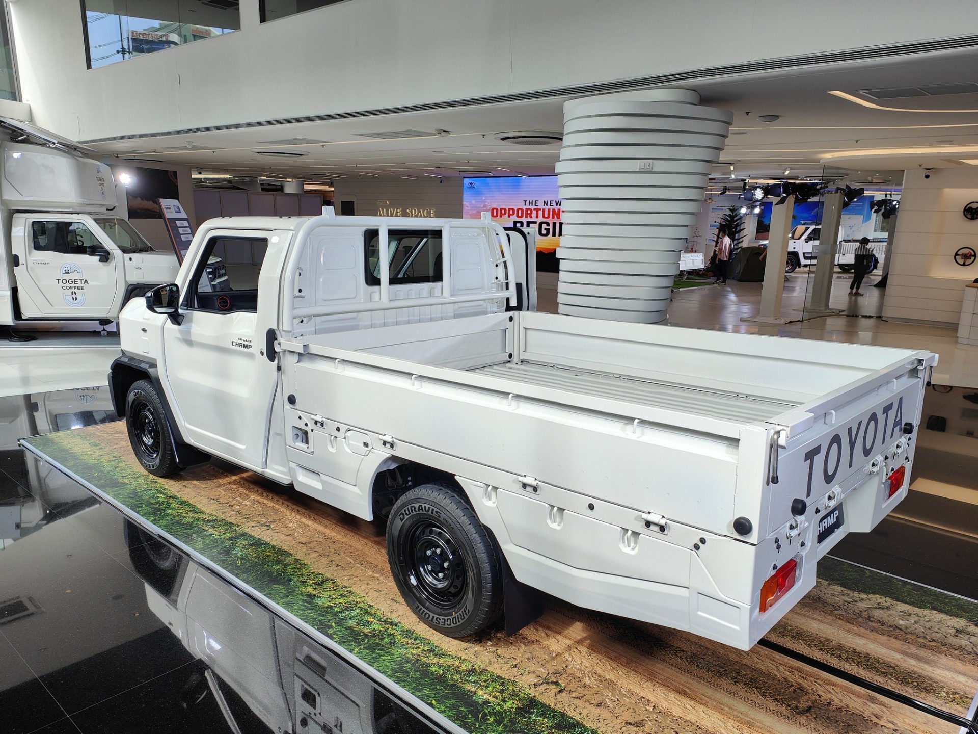 Toyota Hilux Champ 2024 ra mắt, xe bán tải có độ tùy biến cao Toyota Hilux Champ 2024 ra mắt, xe bán tải có độ tùy biến cao