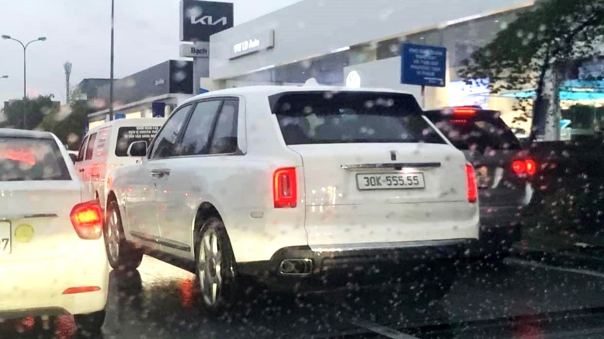 Rolls-Royce Cullinan đeo biển 30K-555.55 giá 14,495 tỷ đồng