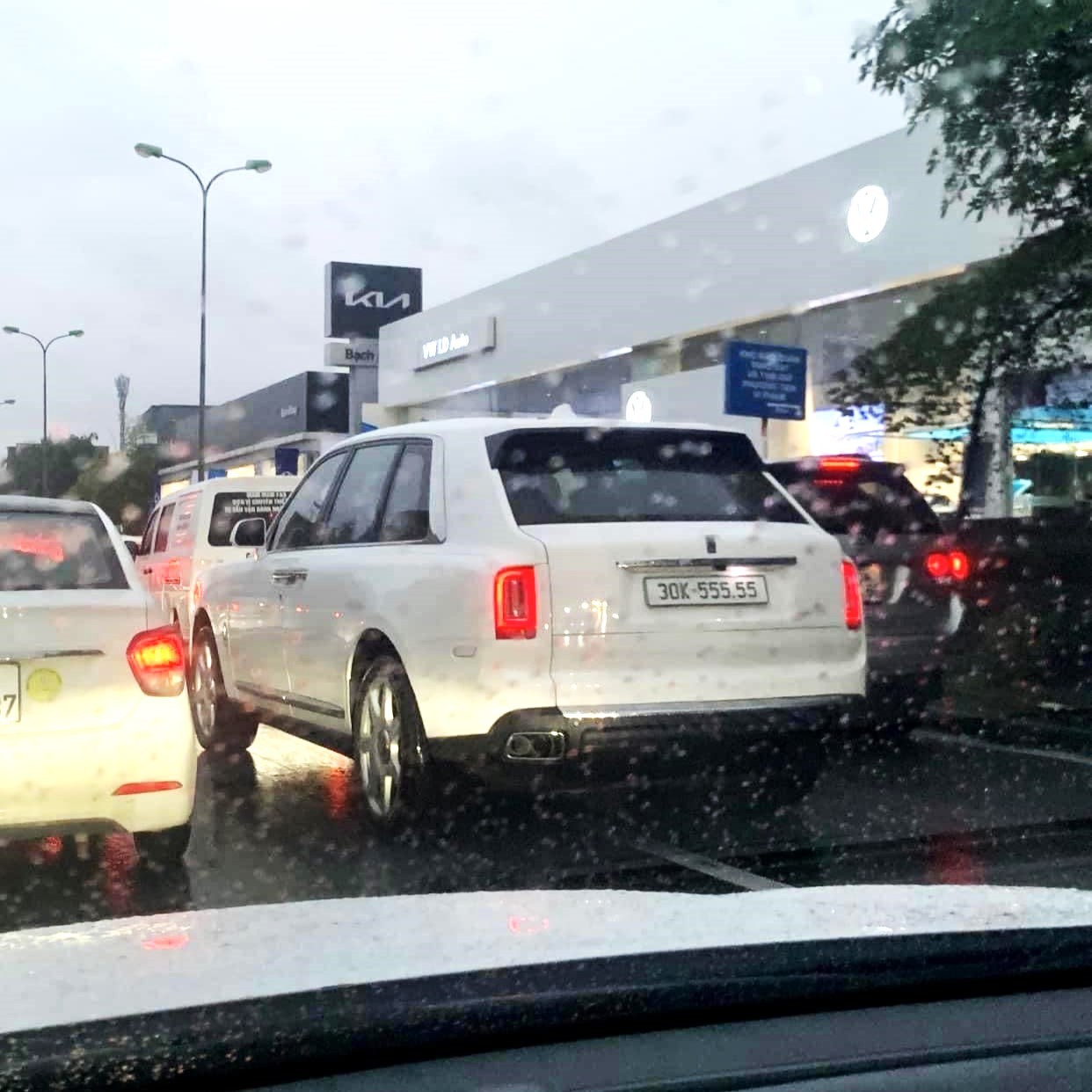 Rolls-Royce Cullinan đeo biển 30K-555.55 giá 14,495 tỷ đồng Rolls-Royce Cullinan đeo biển 30K-555.55 giá 14,495 tỷ đồng