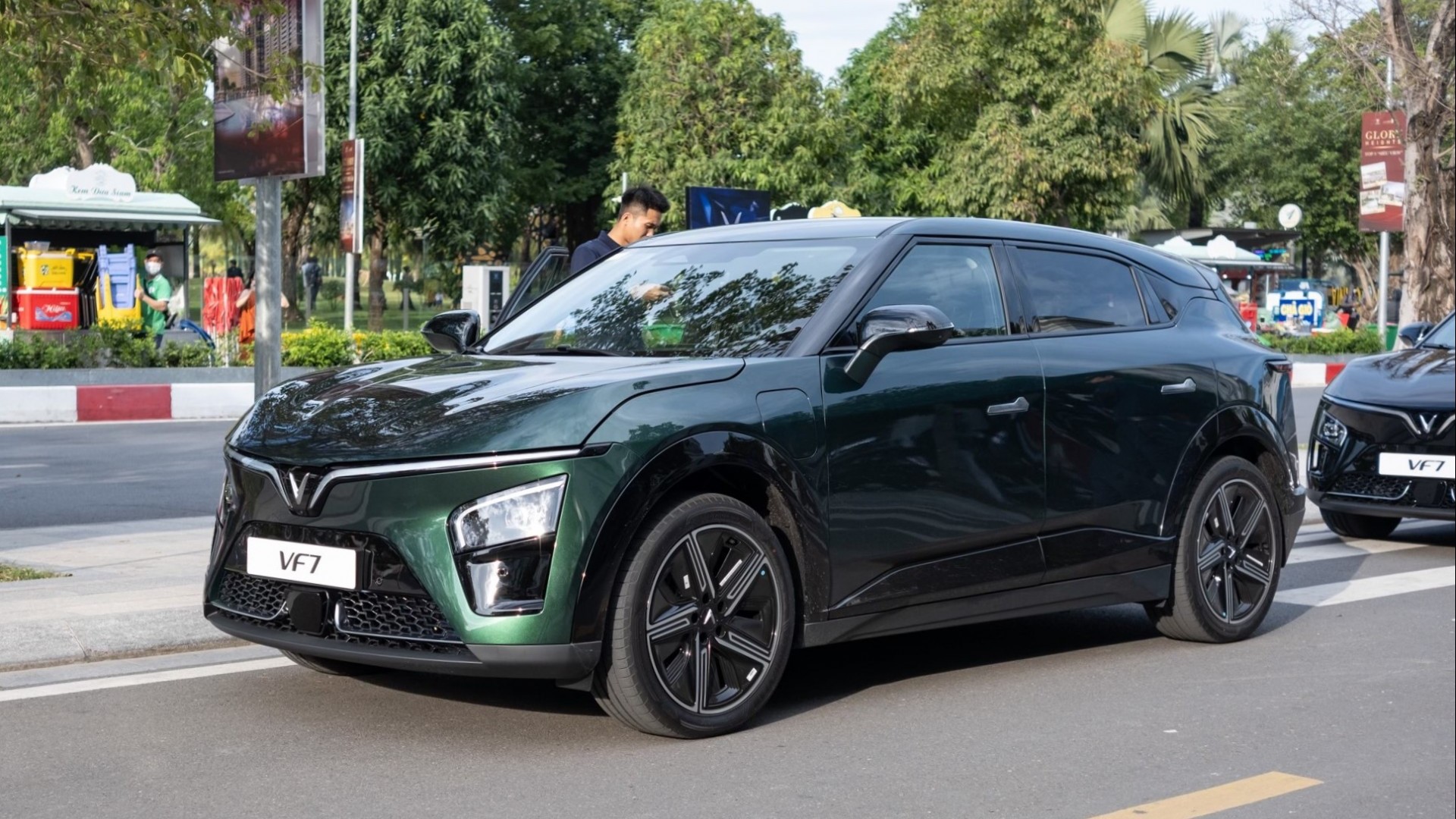 VinFast nhận cọc xe VF7, ưu đãi 30 triệu cho khách hàng tiên phong