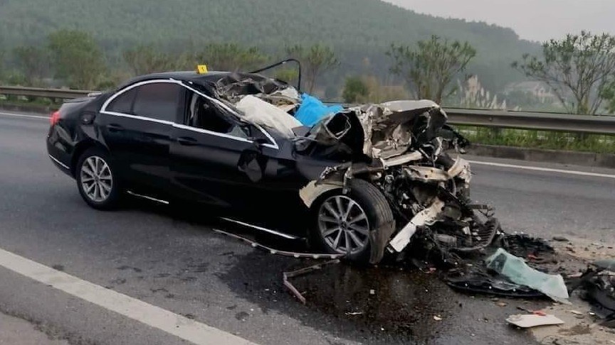 Vụ Mercedes E200 đâm vào đuôi xe tải trên cao tốc Lào Cai: Rào chắn sau có thể cứu mạng