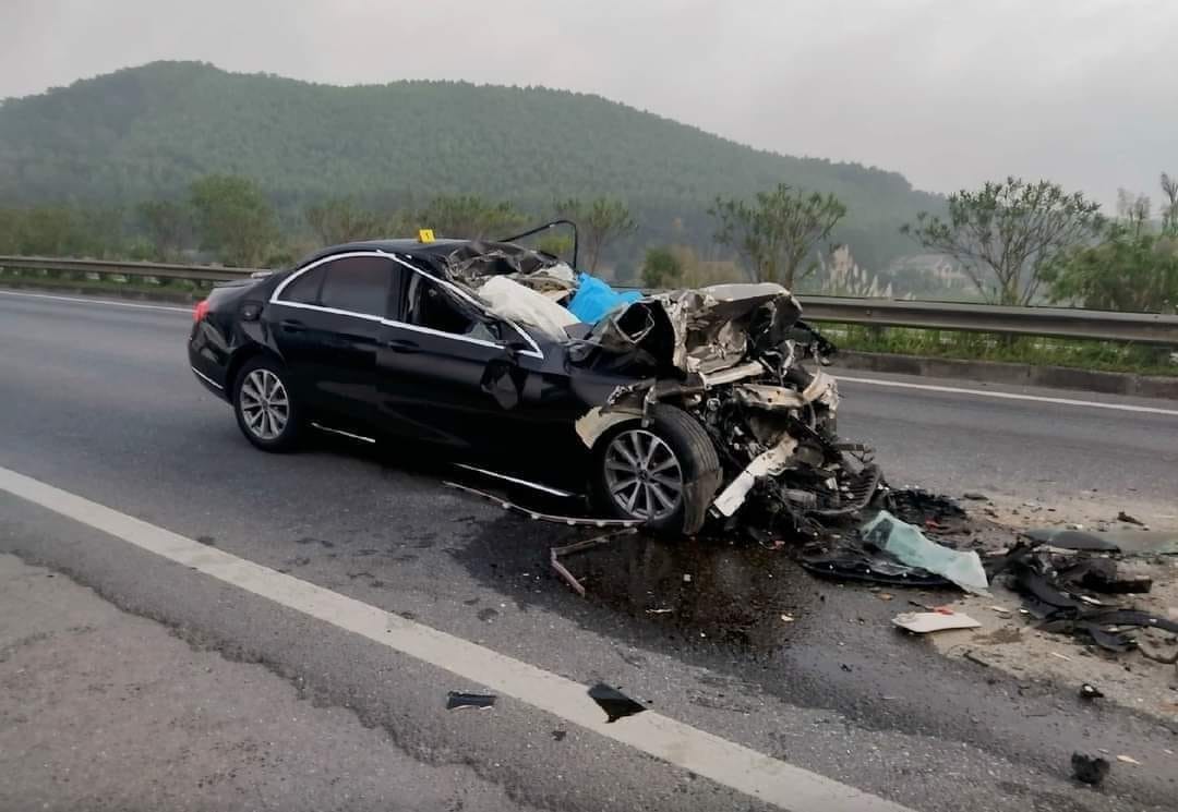 Vụ Mercedes E200 đâm vào đuôi xe tải trên cao tốc Lào Cai: Rào chắn sau có thể cứu mạng Mercedes E200 đâm vào đuôi xe tải trên cao tốc Lào Cai