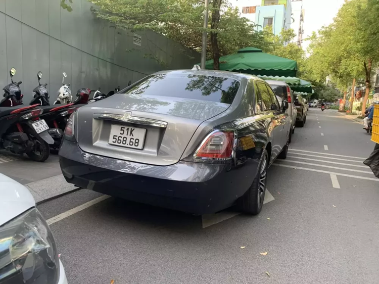 Xe siêu sang Rolls-Royce Ghost đeo biển 'lộc phát' tại Sài Gòn Xe siêu sang Rolls-Royce Ghost đeo biển 'lộc phát' tại Sài Gòn