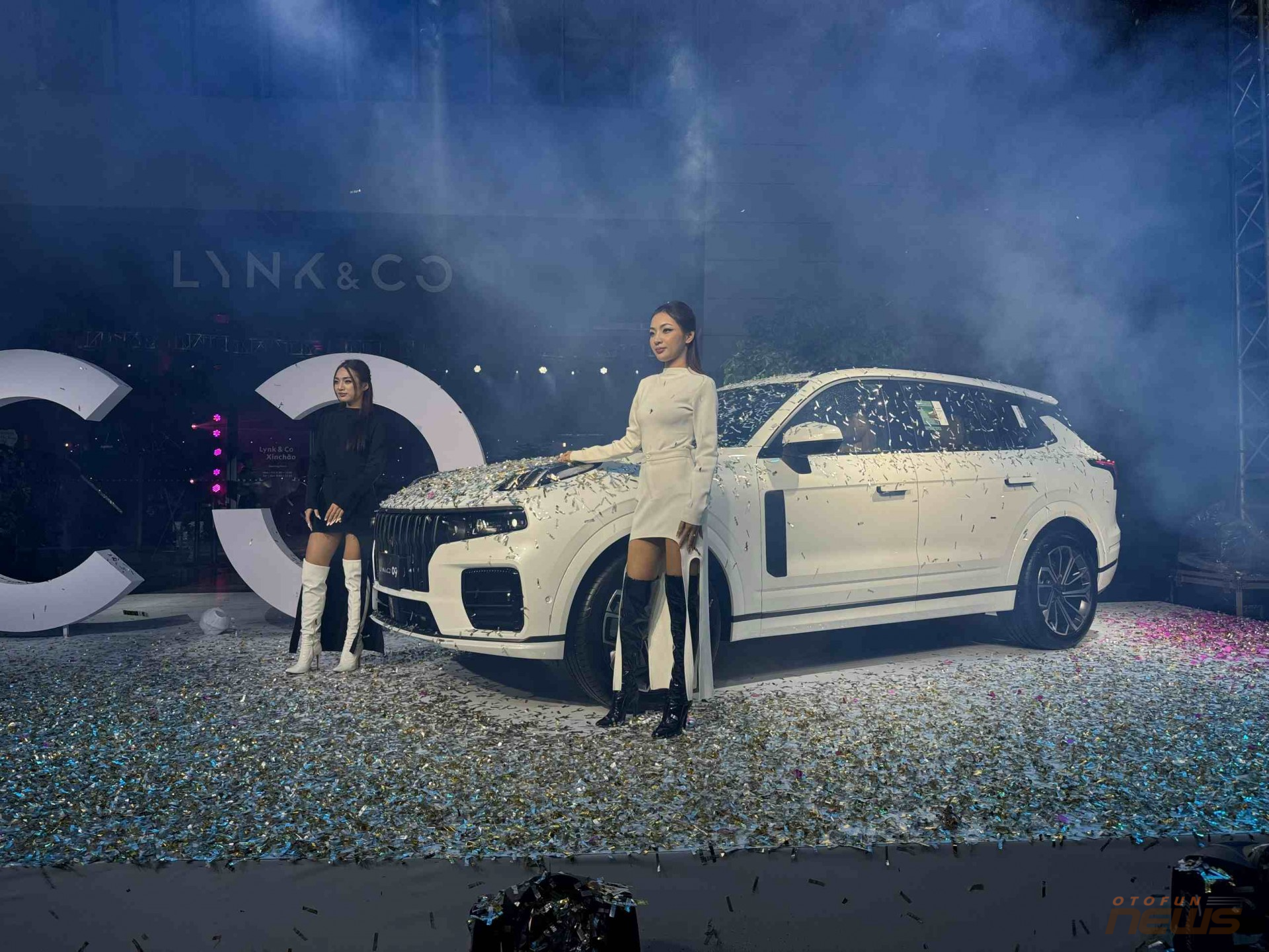 Lynk & Co 09 chính thức ra mắt thị trường Việt Nam: Tràn ngập công nghệ, thiết kế bắt mắt nhưng có giá bán 2,199 tỷ đồng Lynk & Co 09 chính thức ra mắt thị trường Việt Nam: Tràn ngập công nghệ, thiết kế bắt mắt nhưng có giá bán 2,199 tỷ đồng