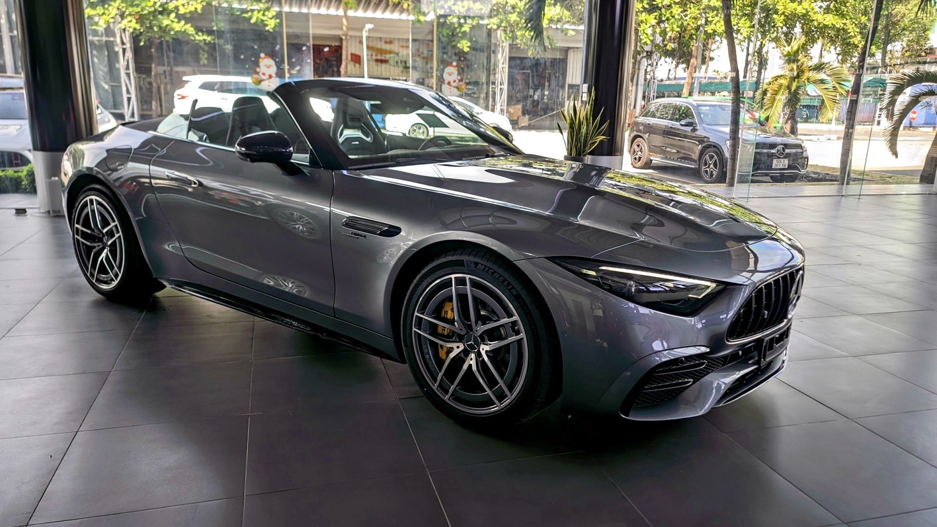 Cận cảnh xe thể thao mui trần Mercedes-AMG SL 43 vừa có mặt tại Việt Nam