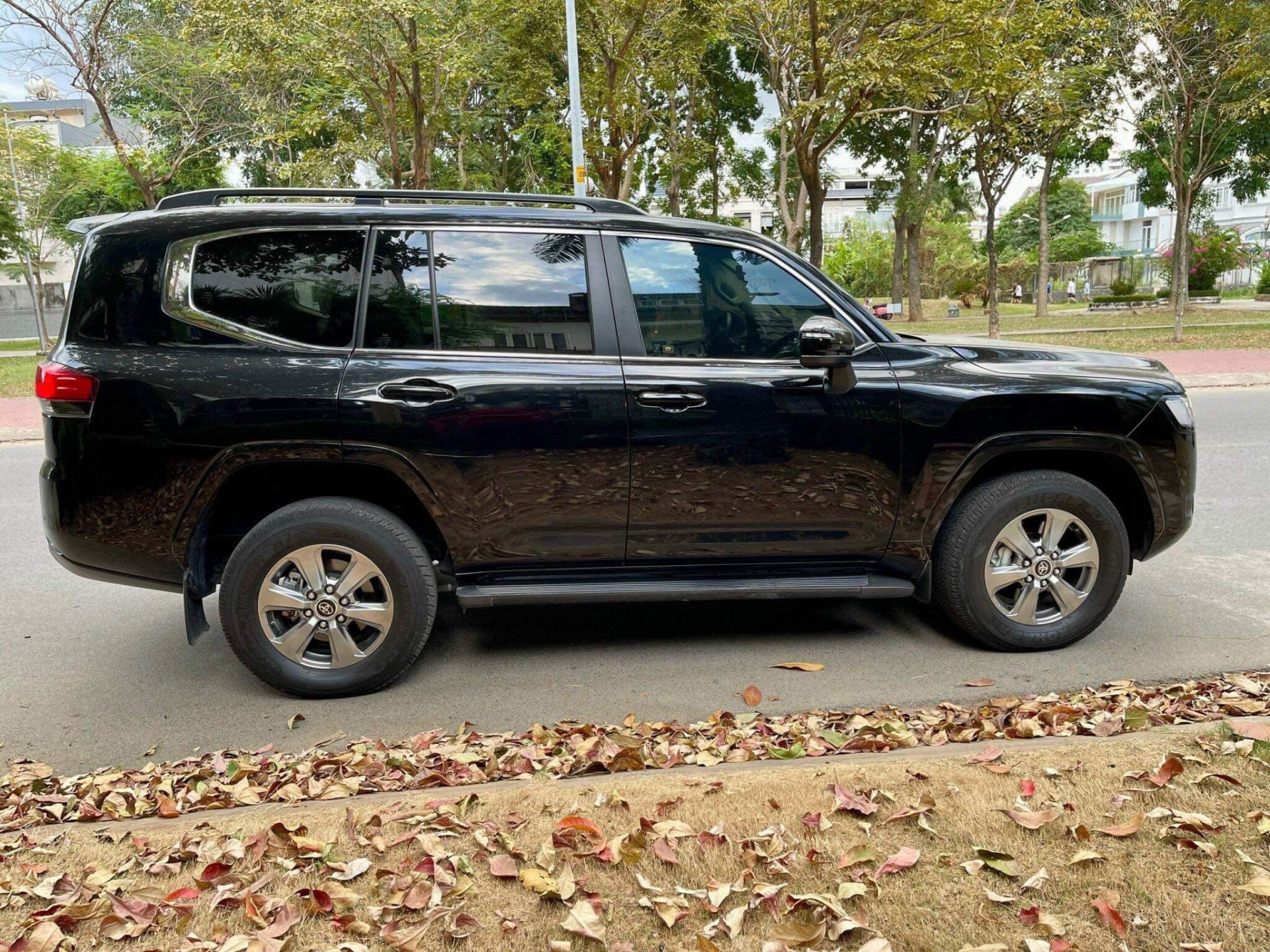 Giá Toyota Land Cruiser lăn bánh 34.000 km vẫn cao hơn 300 triệu so với giá niêm yết Giá Toyota Land Cruiser lăn bánh 34.000 km vẫn cao hơn 300 triệu so với giá niêm yết