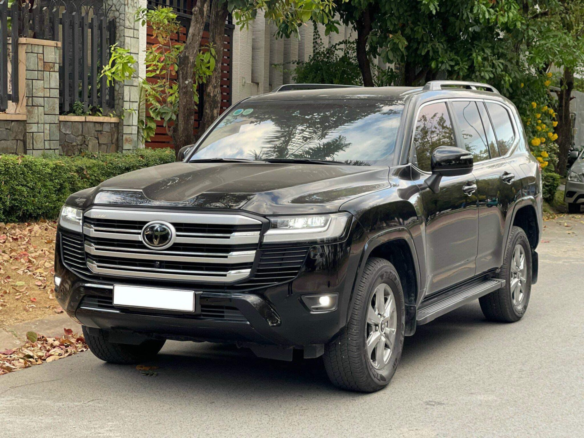 Giá Toyota Land Cruiser lăn bánh 34.000 km vẫn cao hơn 300 triệu so với giá niêm yết Giá Toyota Land Cruiser lăn bánh 34.000 km vẫn cao hơn 300 triệu so với giá niêm yết