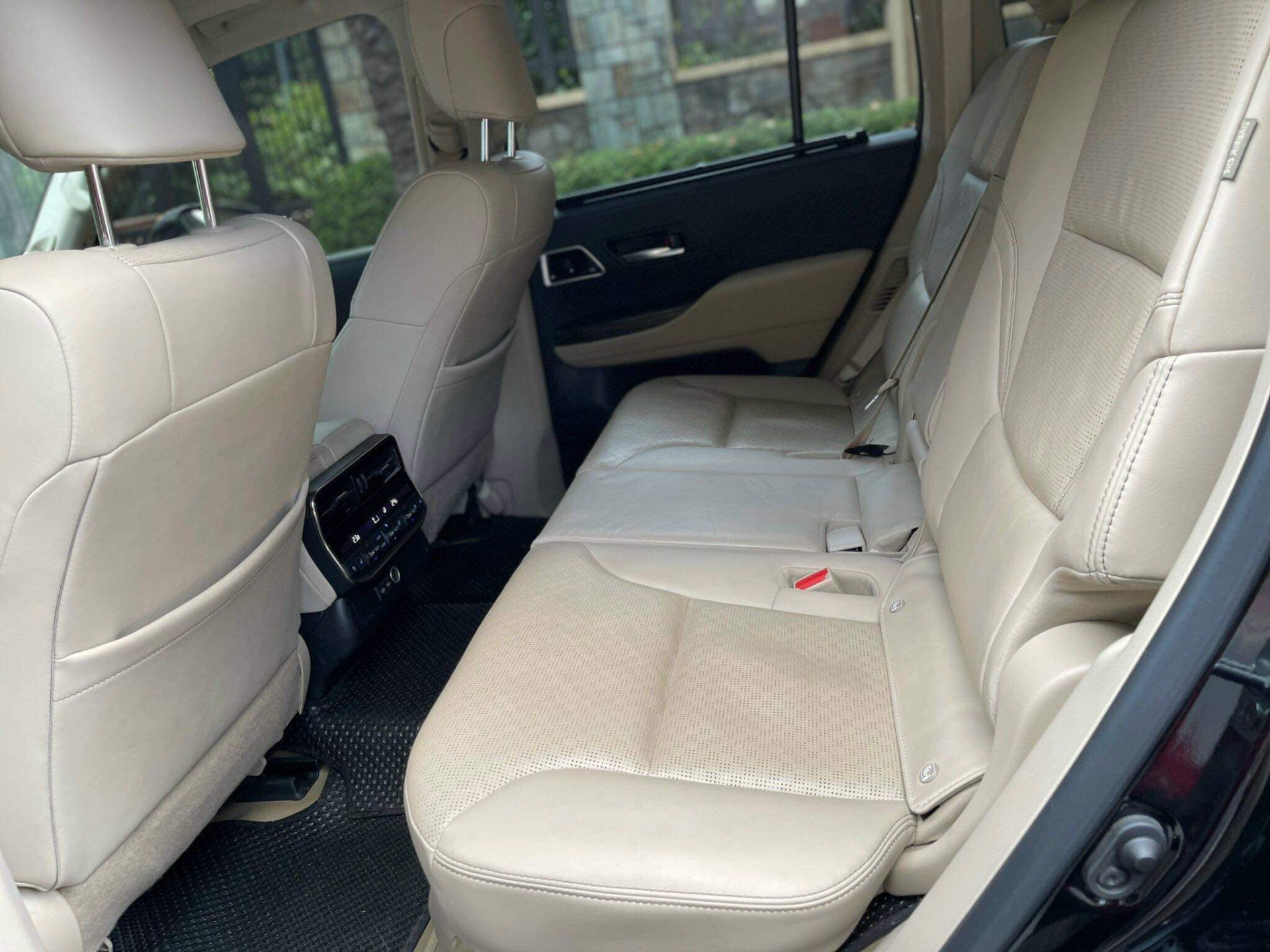 Giá Toyota Land Cruiser lăn bánh 34.000 km vẫn cao hơn 300 triệu so với giá niêm yết Giá Toyota Land Cruiser lăn bánh 34.000 km vẫn cao hơn 300 triệu so với giá niêm yết
